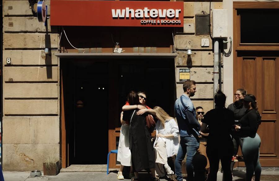 Gente en la puerta de Whatever