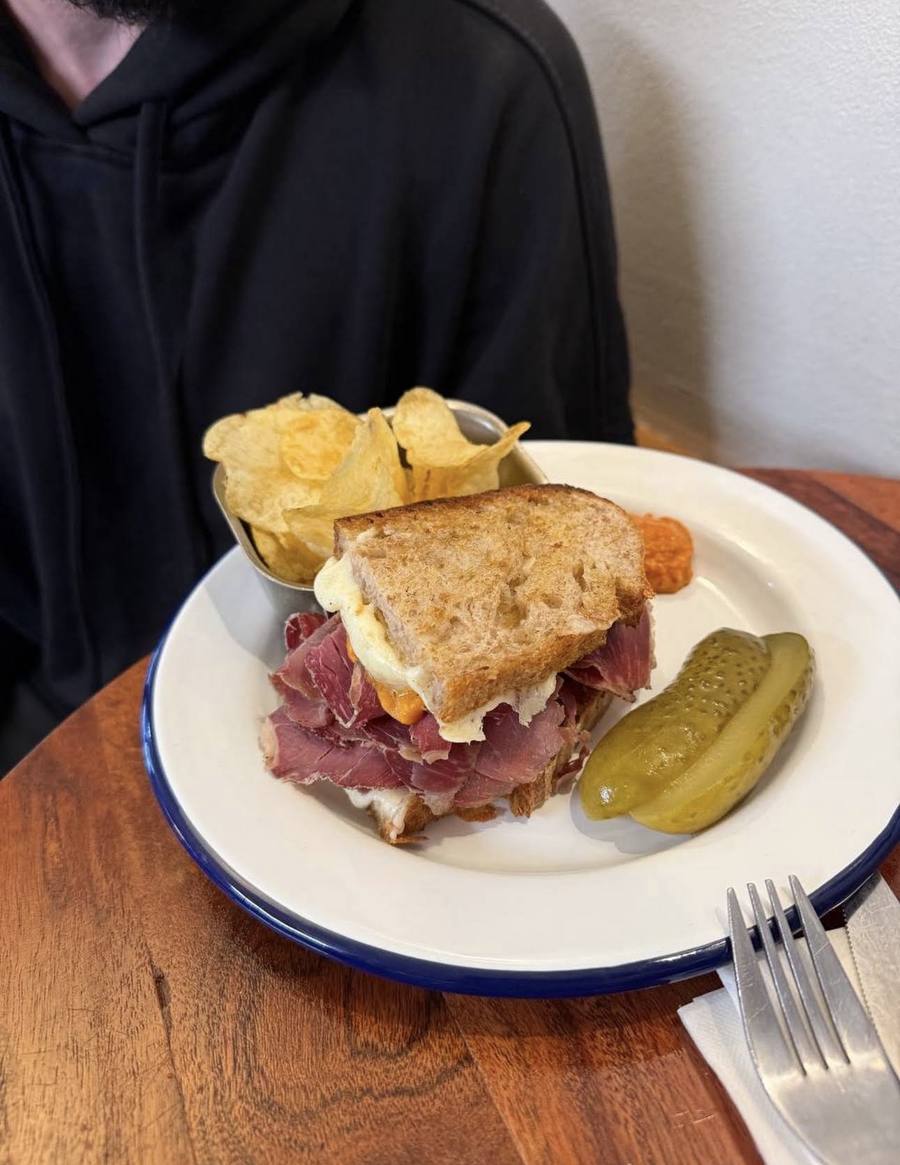 Pastrami melt con chips y pepinillo