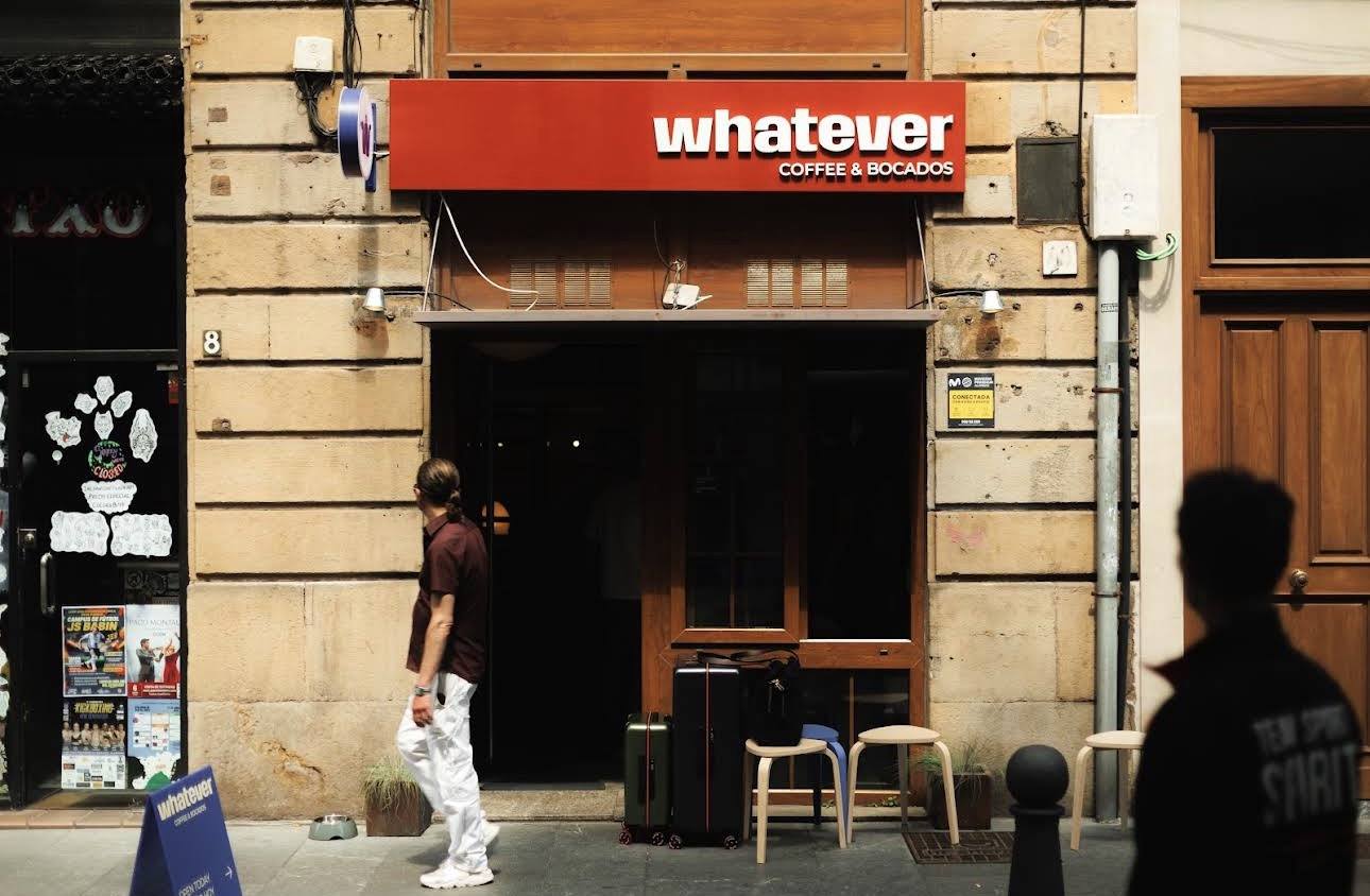Fachada de Whatever Coffee & Bocados en Calle Trinidad 8