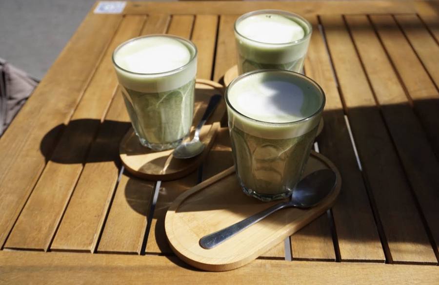 Tres matcha latte al sol