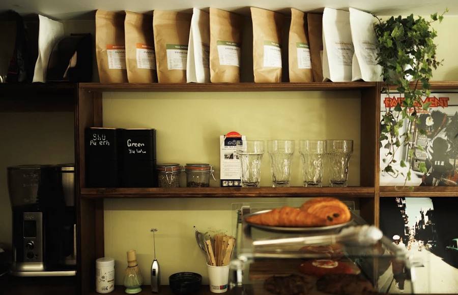Estantería con café en grano y tés