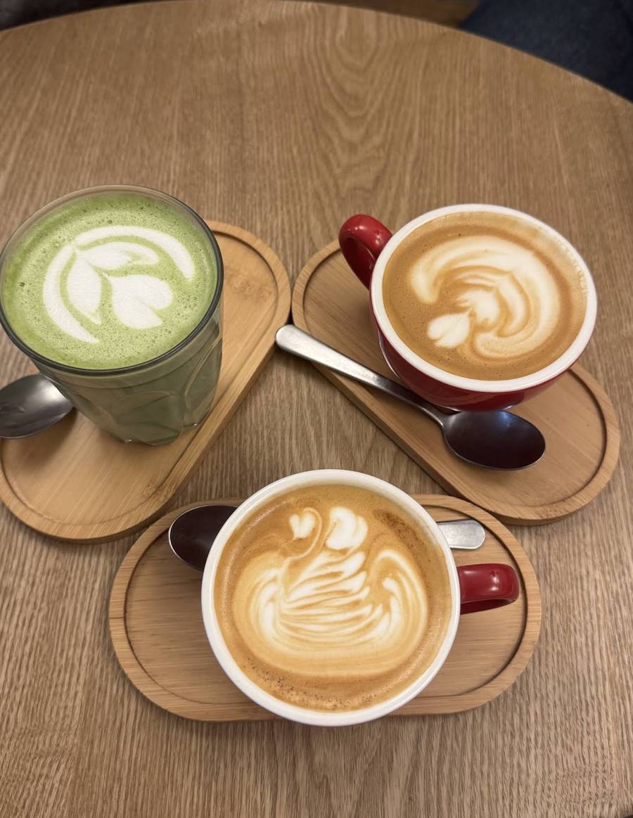 Matcha y dos cafés con latte art