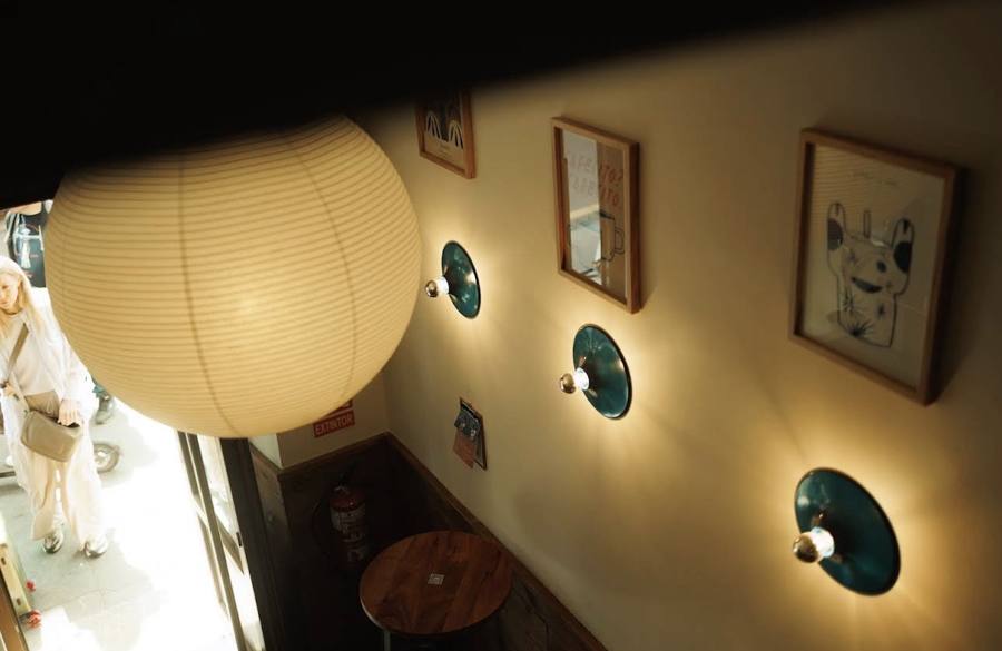Lámparas azules y farol de papel