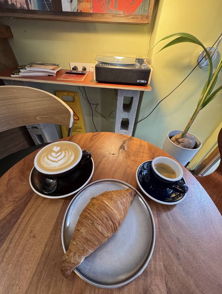 Croissant, café y espresso