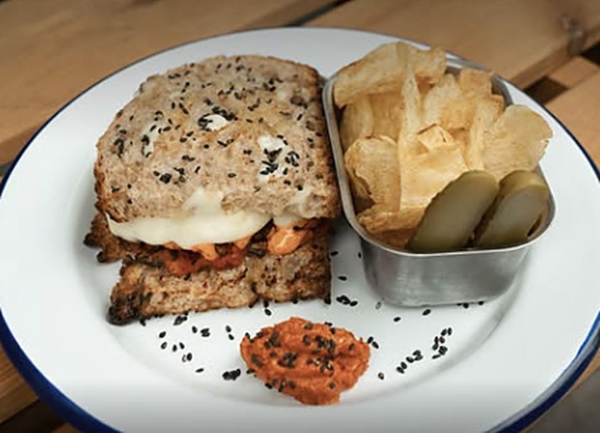 Kimchi melt con chips y pepinillos